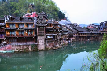  張家界國家森林公園、黃龍洞、鳳凰古城九景三晚四日游